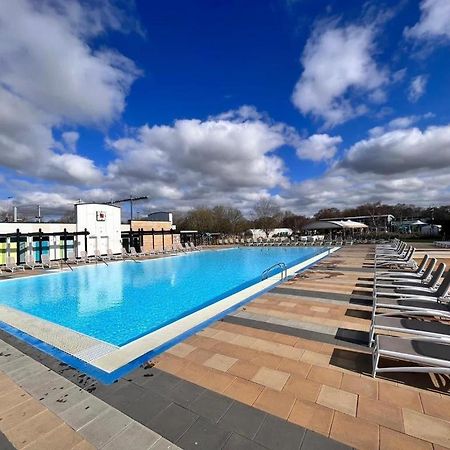 Luamar Holidays- Tattershall Lakes - Lancaster Crescent Hotel ภายนอก รูปภาพ